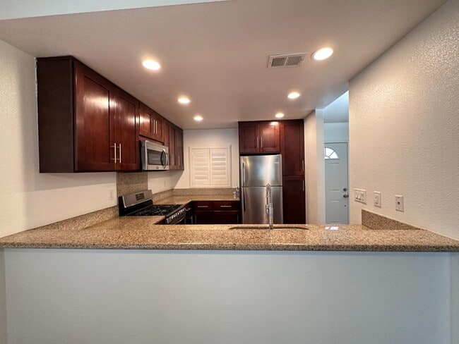 Building Photo - 2110 Northshore Dr