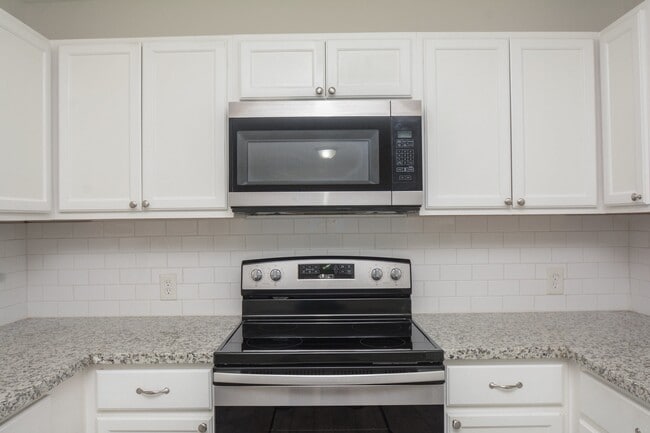 Building Photo - 1825 Live Oak Dr