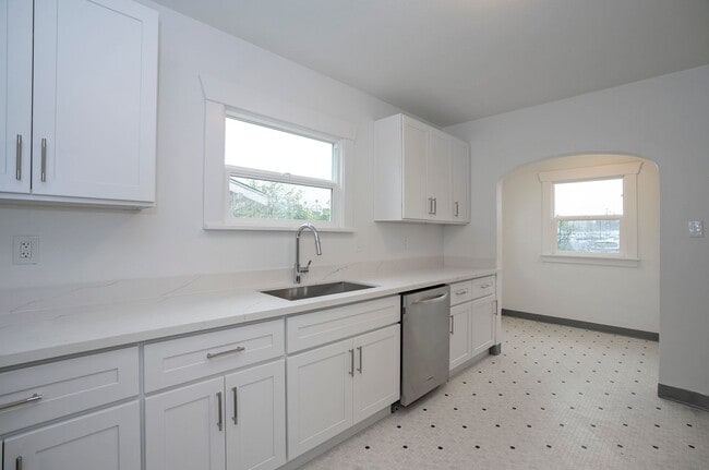 Building Photo - 4 Bedroom Craftsman Style House in Tacoma