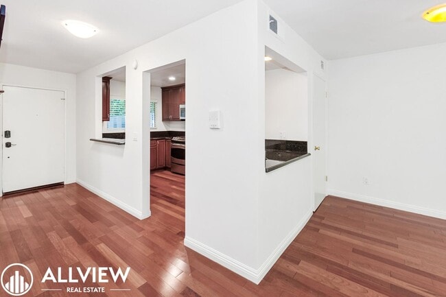 Building Photo - Beautifully Upgraded 2-Bed, 3-Bath Townhouse in Prime Westwood LA Area