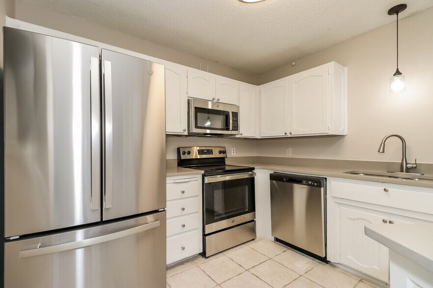 Building Photo - 6216 N Park Dr