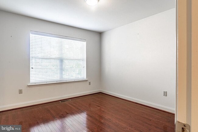 Building Photo - 107 Riverside Dr