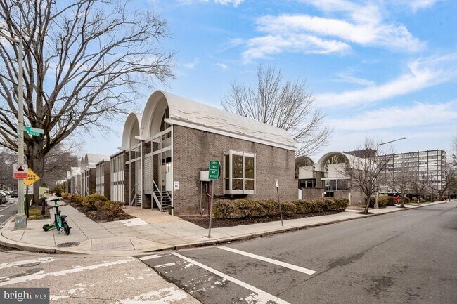 Building Photo - 302 N St SW