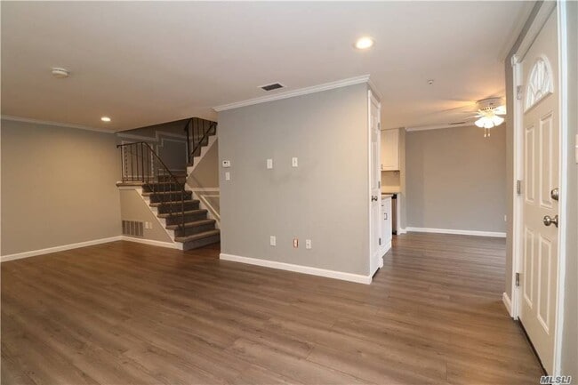 Building Photo - 36 Sagamore Hills Dr
