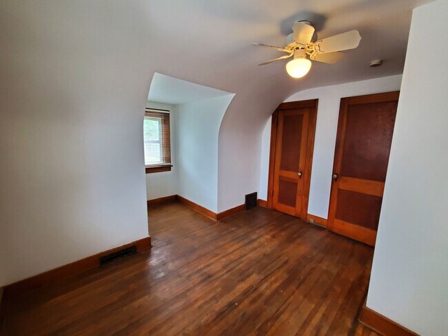 Building Photo - FOR RENT- Large Home with Fenced in Yard n...