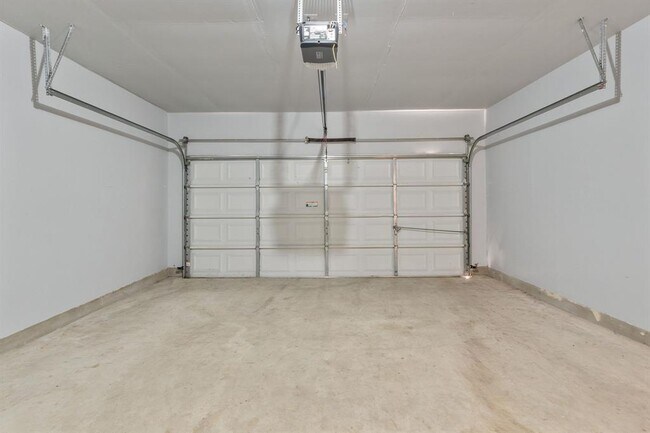 Building Photo - 802 N Creek Blvd