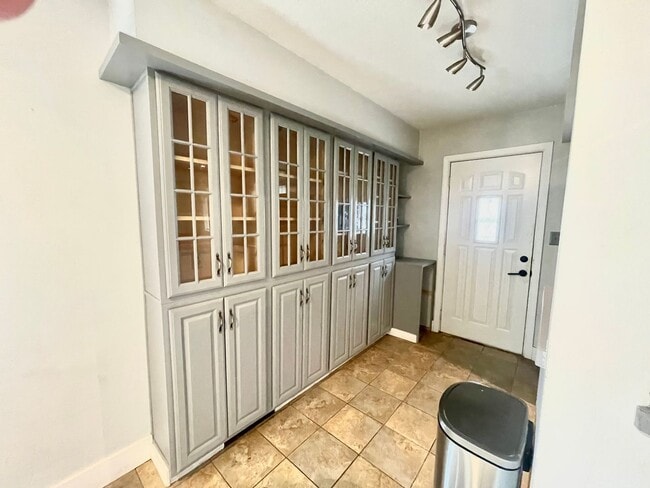 Building Photo - Spacious Ranch in Old Towne – Incredible V...