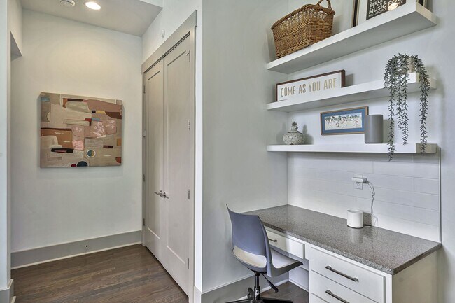 Building Photo - Awesome fully furnished 1BE/1BA in the Wav...