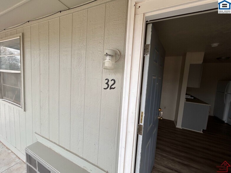 Building Photo - 1502 NW Kingsbury Ave