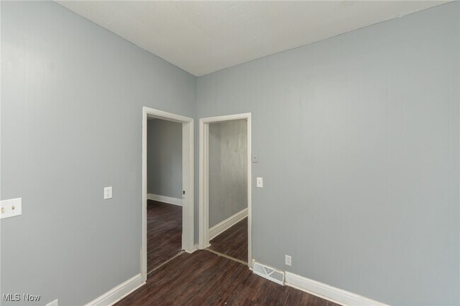 Building Photo - 1226 W Erie Ave