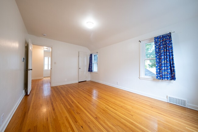 Building Photo - 1600 Thomas Ave W
