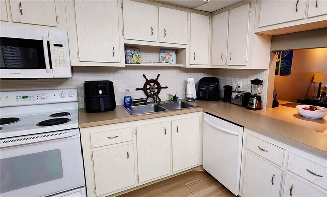 Building Photo - Adorable 1/1 condo with dock and amenity community