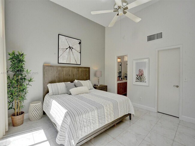 Building Photo - 2667 Parkview Dr S