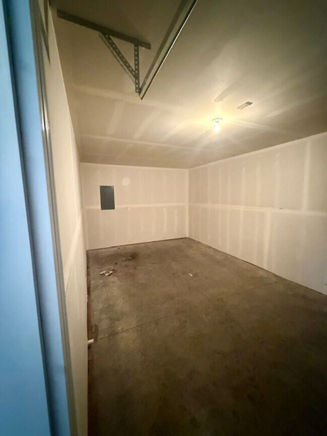 Building Photo - 3 Bedrooms 2 1/2 Bathroom Townhouse