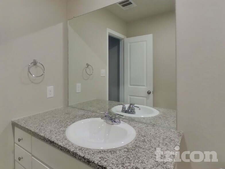 Building Photo - 7219 Lincoln Trce