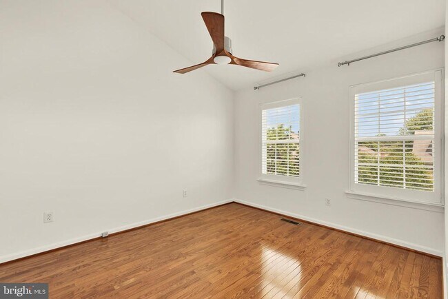 Building Photo - 1249 Quaker Hill Dr