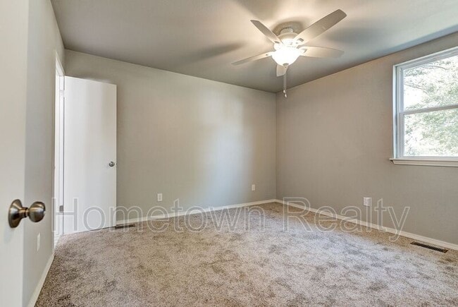 Building Photo - 606 Oak Creek Dr