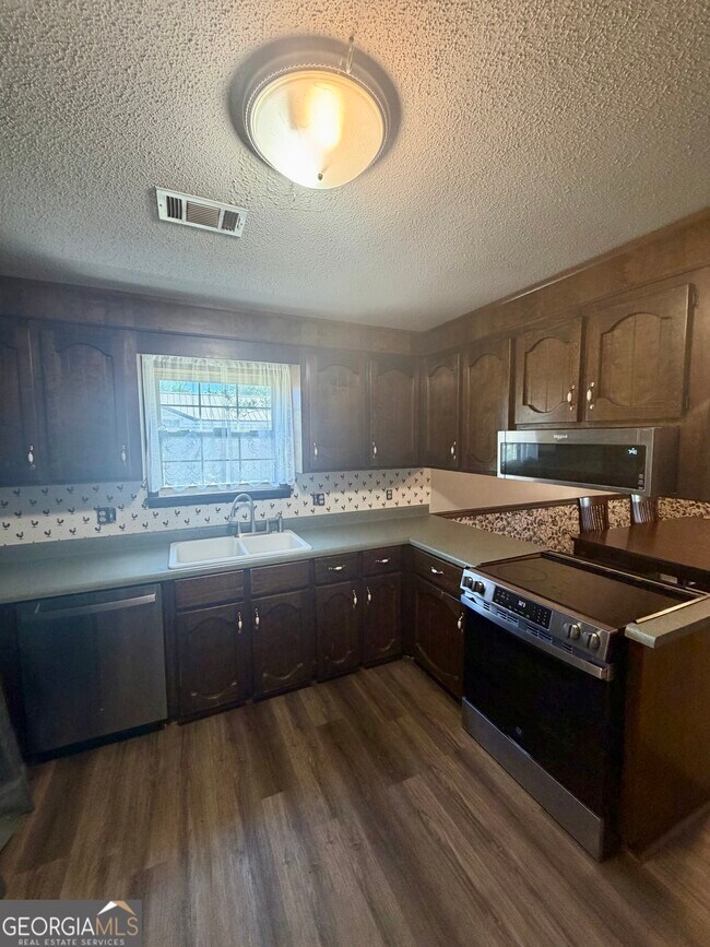 Building Photo - 131 Foxwood Cir