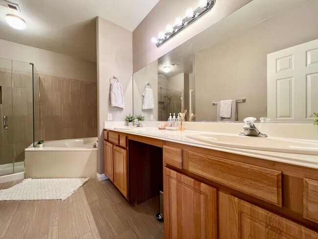 Building Photo - 3555 Meridale Dr