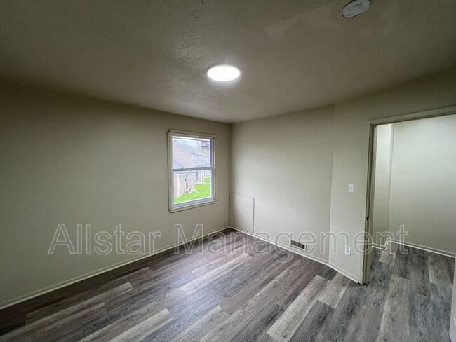 Building Photo - 942 S Central Dr