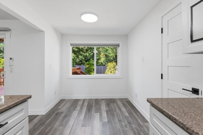Building Photo - 2bd/1.75ba Redmond Condo