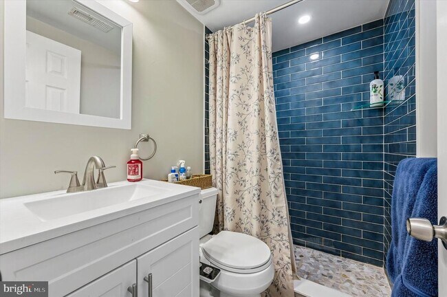 Building Photo - 137 Vassar St