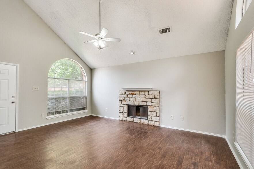 Building Photo - 1533 Collin Dr
