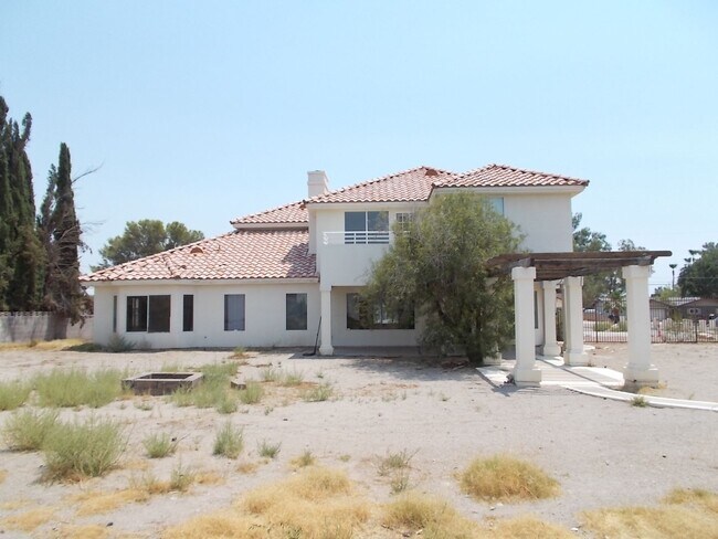 Building Photo - Spacious Estate on Nearly an Acre!