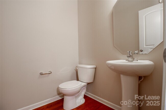 Building Photo - 824 Summerlake Dr