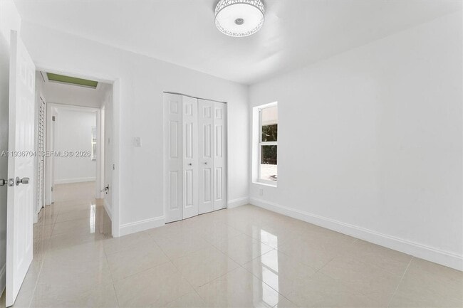 Building Photo - 300 SW 11th Ct