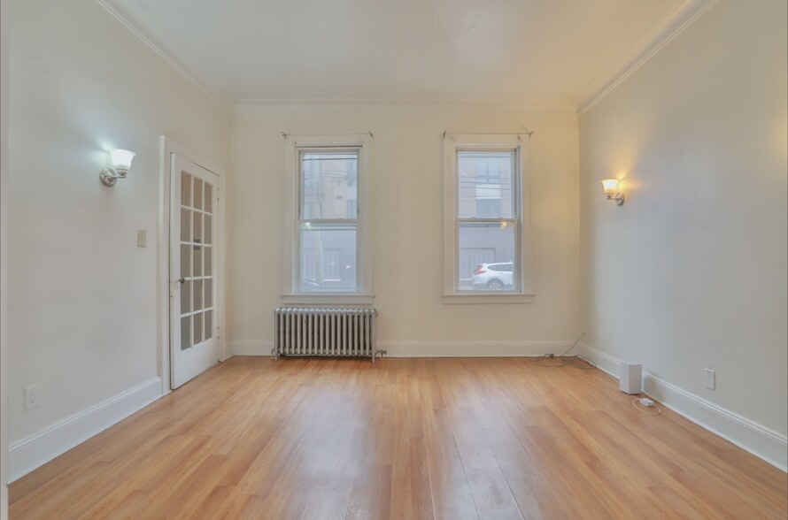 Living room - 166 Saint Pauls Ave