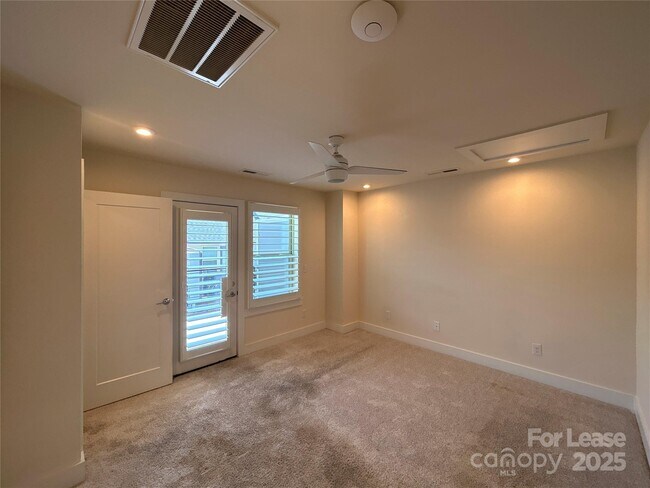 Building Photo - 15033 New Amsterdam Ln