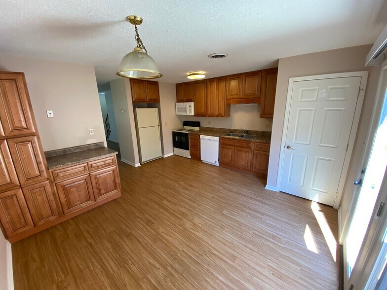 Kitchen - 215 Gum Hollow Rd