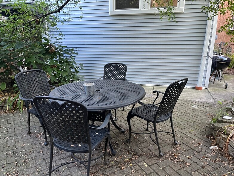 Building Photo - 1924 W Wilson Ave