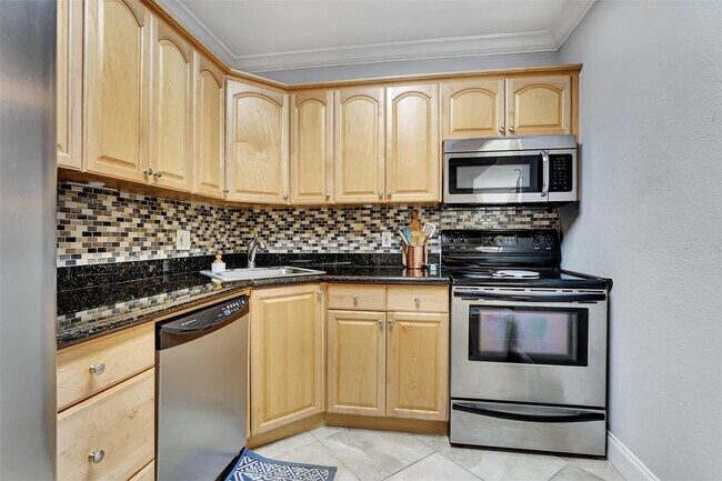 Building Photo - 744 NE 14th Ave