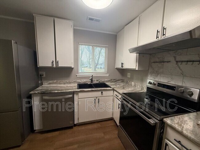 Building Photo - 2906 Navajo Ave