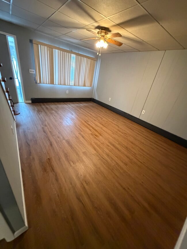 Building Photo - 454 Bodnick St