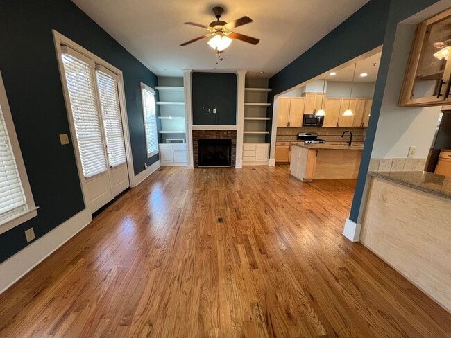 Building Photo - Stunning 2 bed 2.5 Condo!