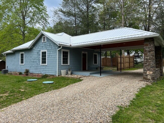 Building Photo - Charming Flat Rock Bungalow