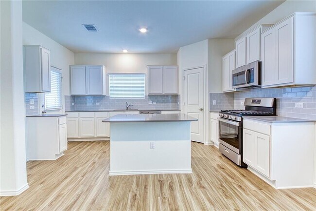 Building Photo - 15401 Summer Ray Dr