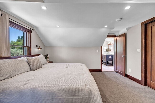 Building Photo - Charming Modern Industrial Fully Furnished Home for Lease