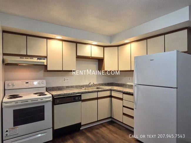 Building Photo - 20 Tall Pines Dr