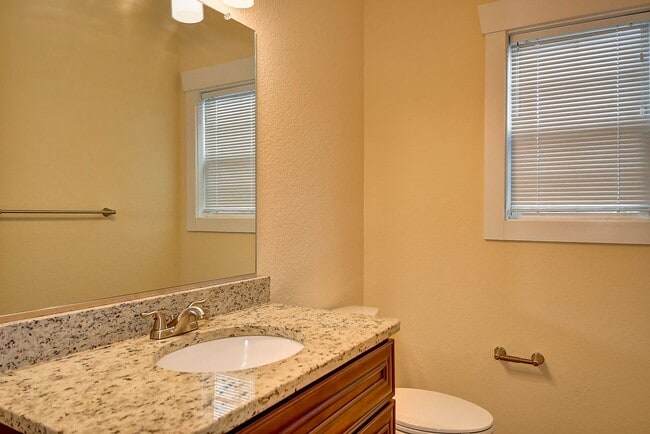 Building Photo - MOVE IN READY! GORGEOUS HOME IN CHESAPEAKE!