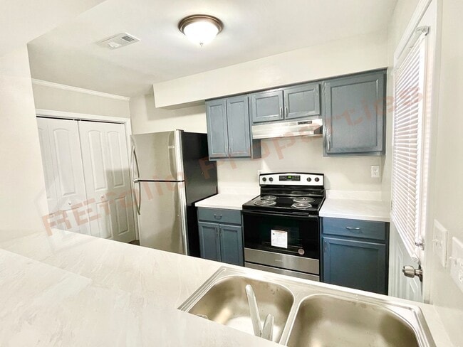 Building Photo - Carpetless 2 BD 1.5 Bath 2 Story Quadplex ...