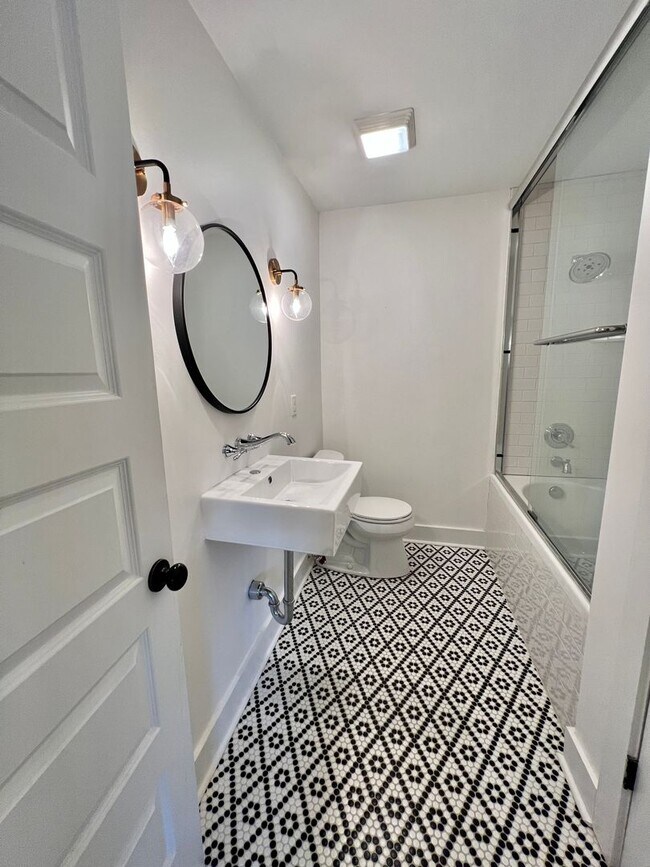 Building Photo - Updated 3 Bed, 2 Bath Cottage in Heart of Lockeland Springs w/ 1 Car Garage