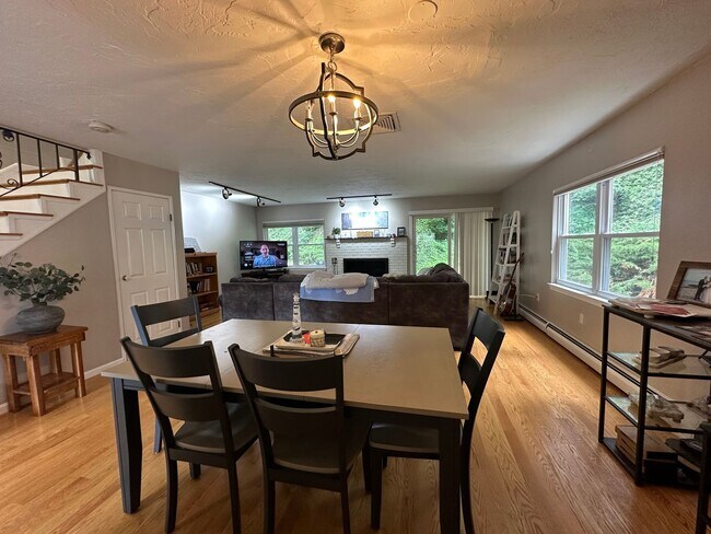 Building Photo - PRICE DROP + NO BROKER FEE....Townhouse, C...