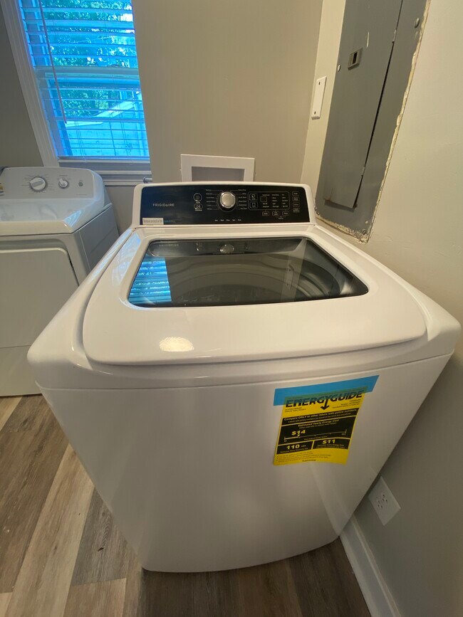 Building Photo - 1622 McCullough Ave NE