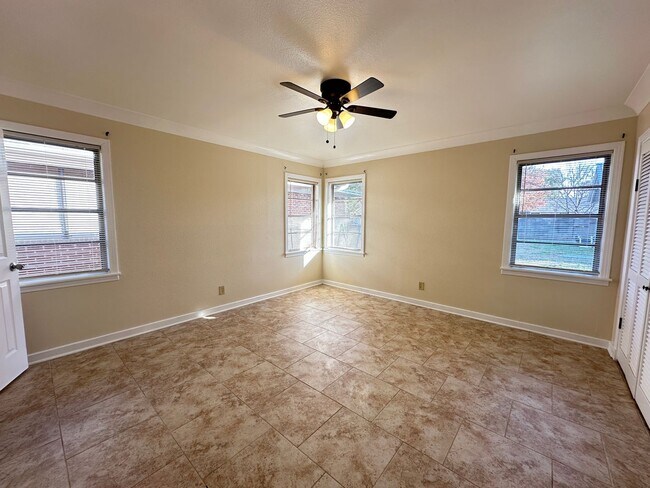 Building Photo - GORGEOUS 4/3 BROADMOOR HOME-UPDATED-MUST SEE!