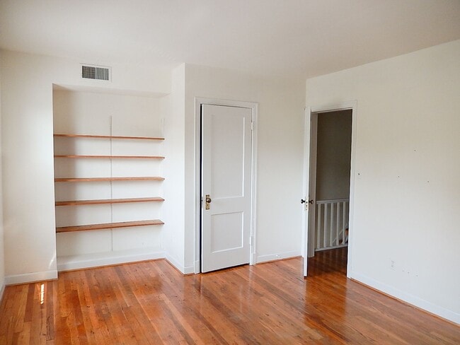 Building Photo - Sun-Filled & Well-Maintained 1 Bed 1 Bath ...