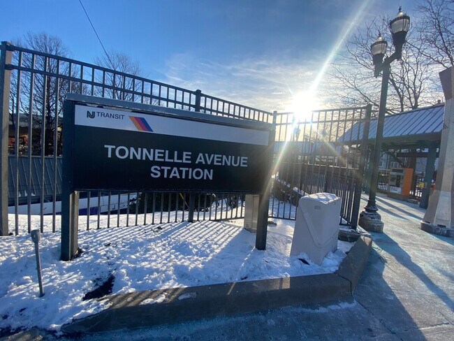 Building Photo - 1610 51st St